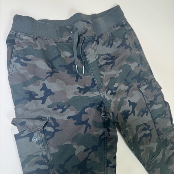 Lightly worn camo joggers men’s medium or could be women’s med (8-10) as well - Picture 2 of 4